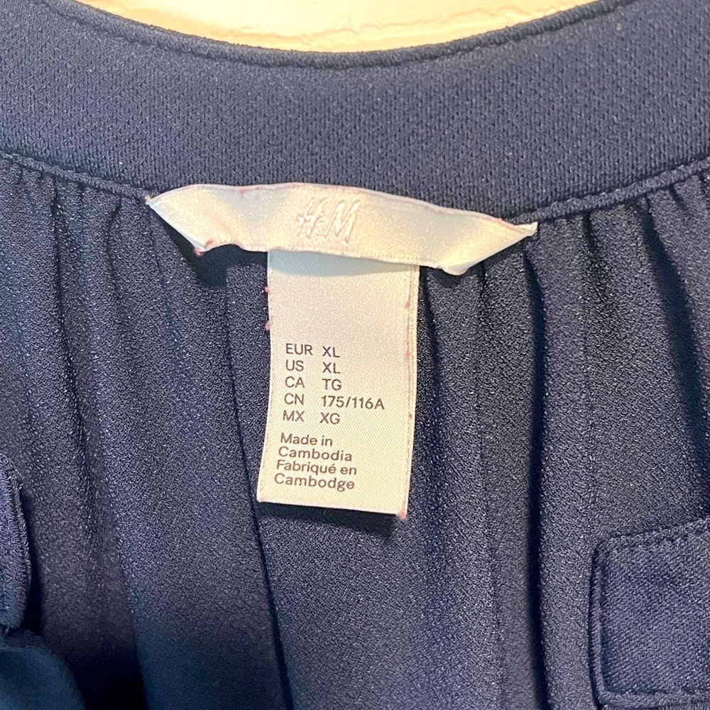 🍊5/$35 H&M Navy Sleeveless Blouse XL🍊 - Picture 3 of 5